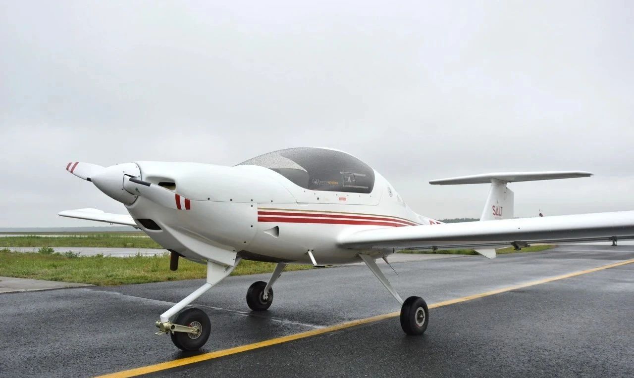 2012年钻石DA20-C1轻型飞机出售，总时间22小时，正常维护检查，适航状态!