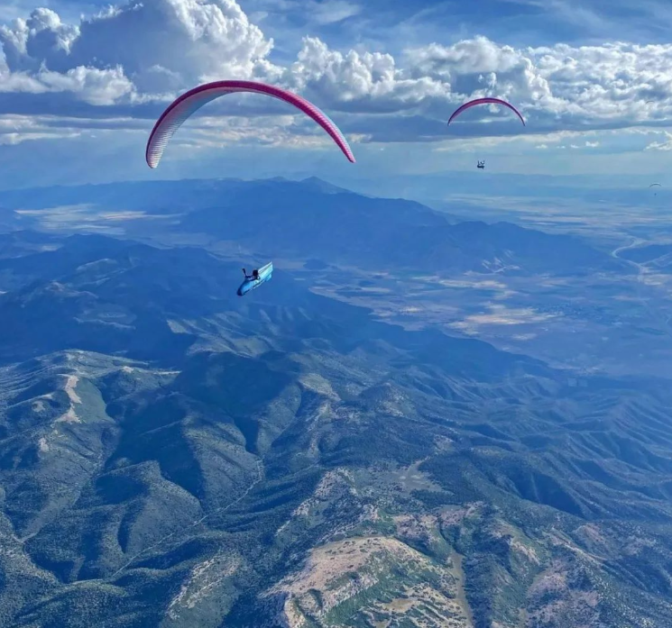 飞翔在犹他州红岩公园上空
OZONE滑翔伞飞行