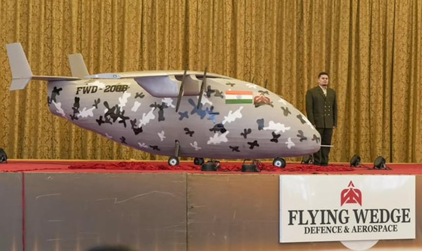 印度国防和航空航天公司飞楔防务（Flying Wedge）展出其首款无人轰炸机FWD-200B